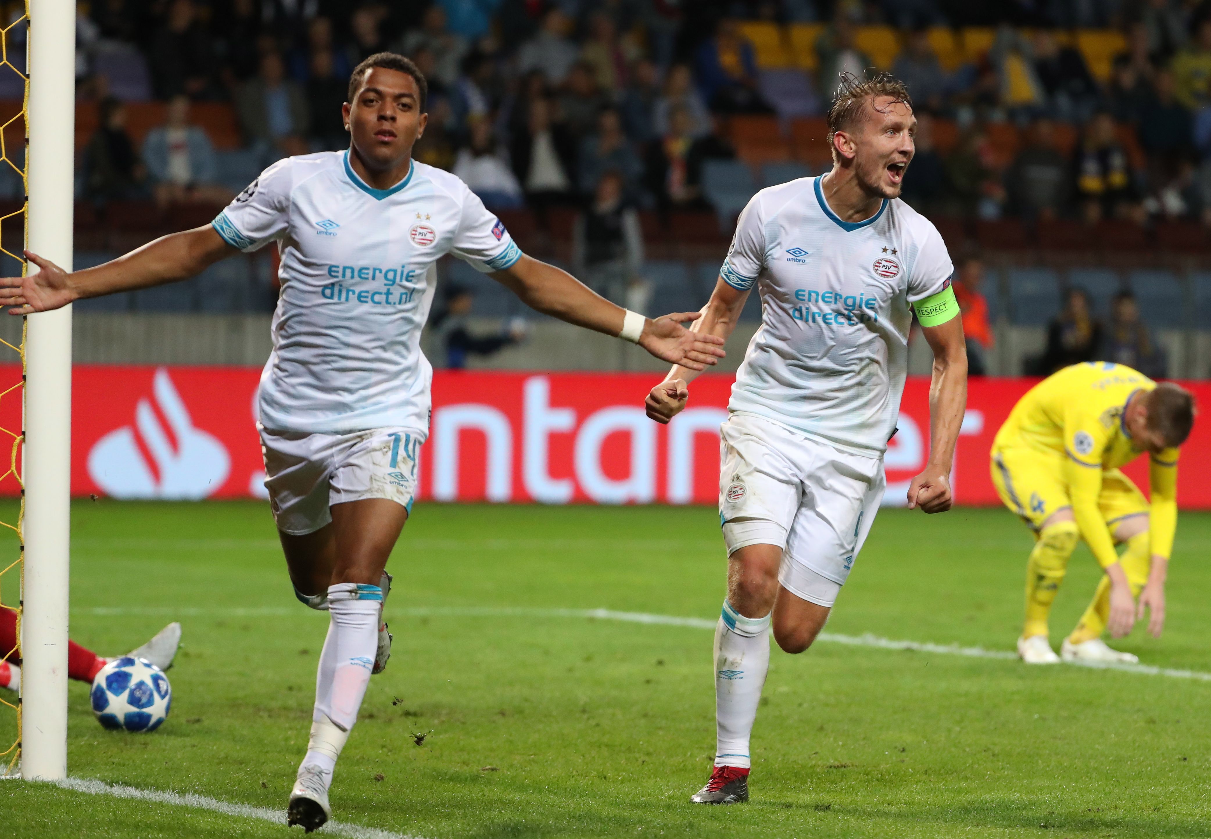 荷兰阿贾克斯大胜赫尔蒙德,德扬进球